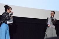 百田夏菜子（左）から「地球がこれくらいだとしたら（どれくらいうれしい）？」と聞かれて戸惑う森川葵（右）。