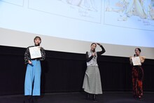 百田夏菜子（左）から「地球がこれくらいだとしたら（どれくらいうれしい）？」と聞かれ、「これくらい！」と答える森川葵（中央）。