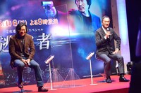 左から豊川悦司、渡辺謙。