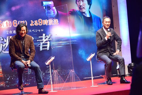 左から豊川悦司、渡辺謙。