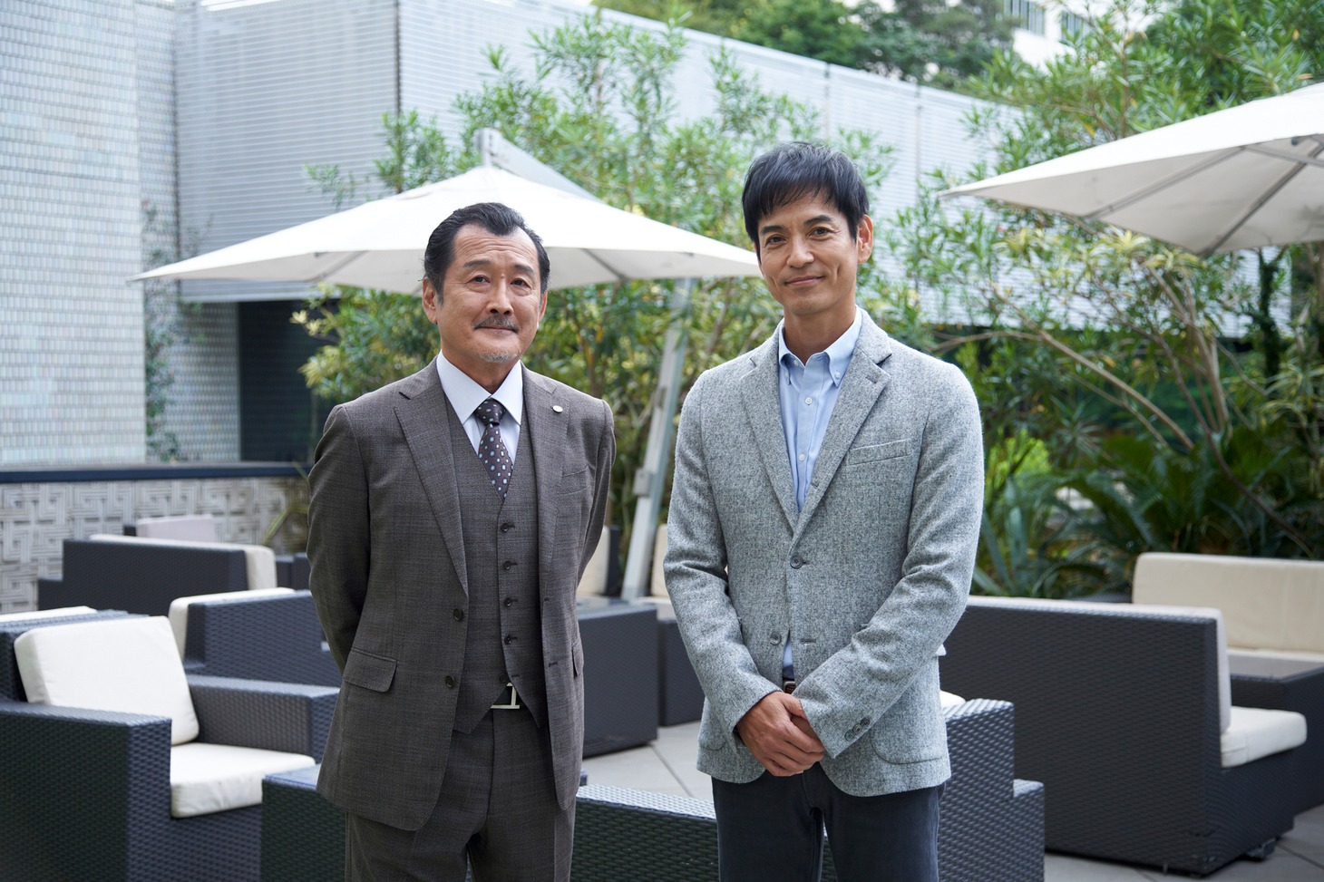 左から吉田鋼太郎、沢村一樹。