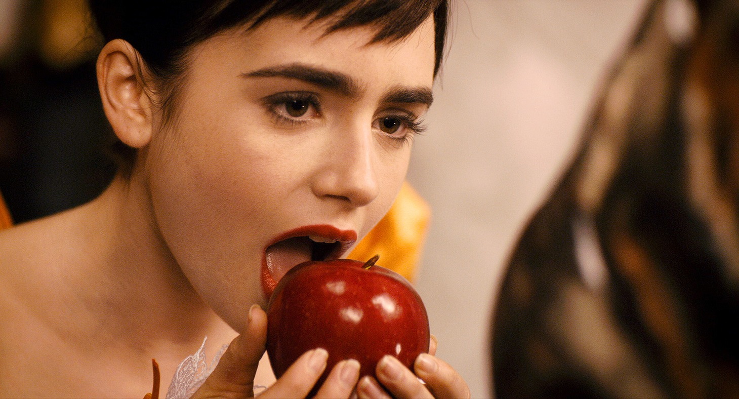 「白雪姫と鏡の女王」 (c)2011 Relativity Media, LLC. All Rights Reserved.