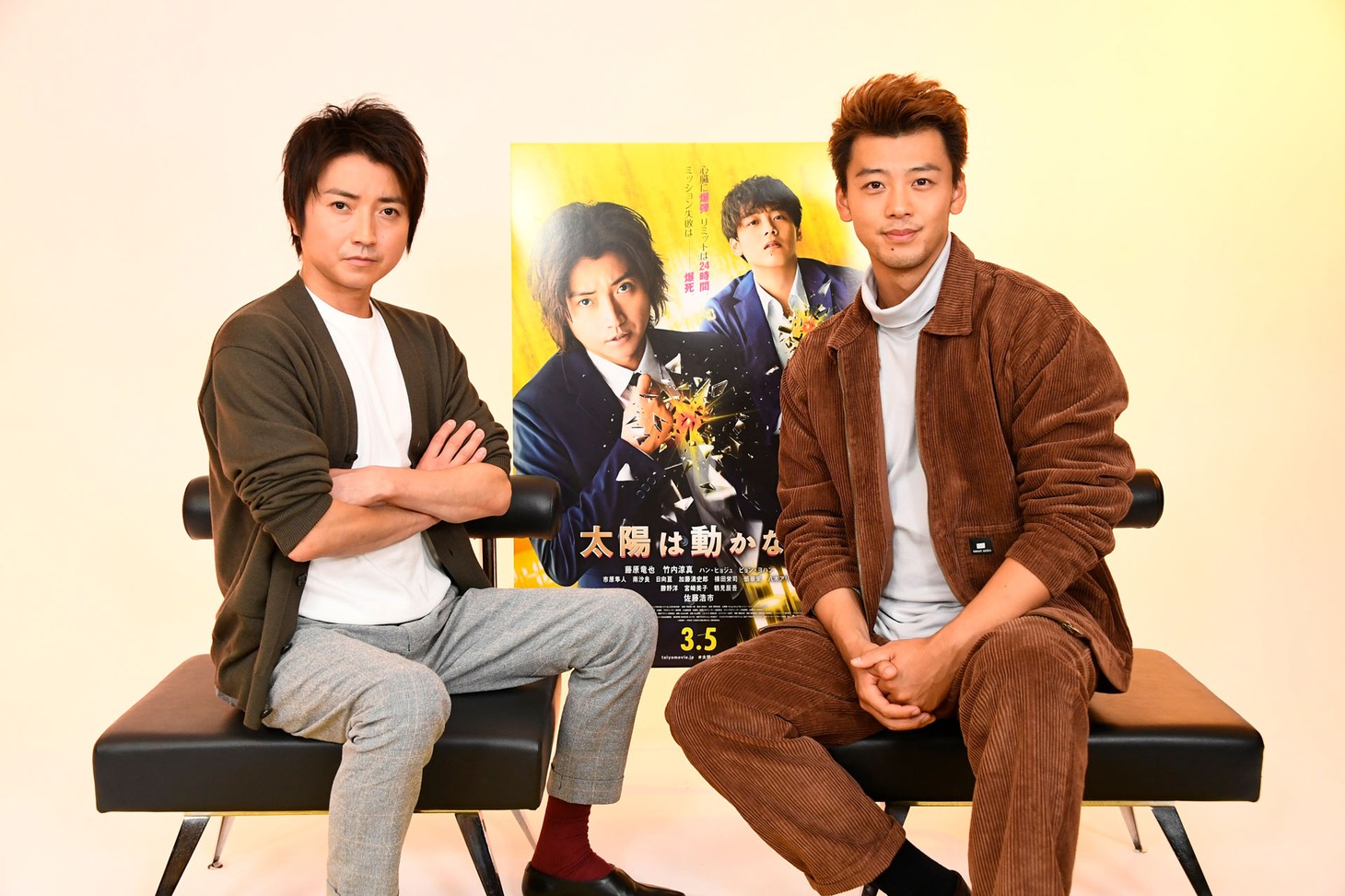 左から藤原竜也、竹内涼真。