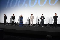 映画「10万分の1」初日舞台挨拶の様子。