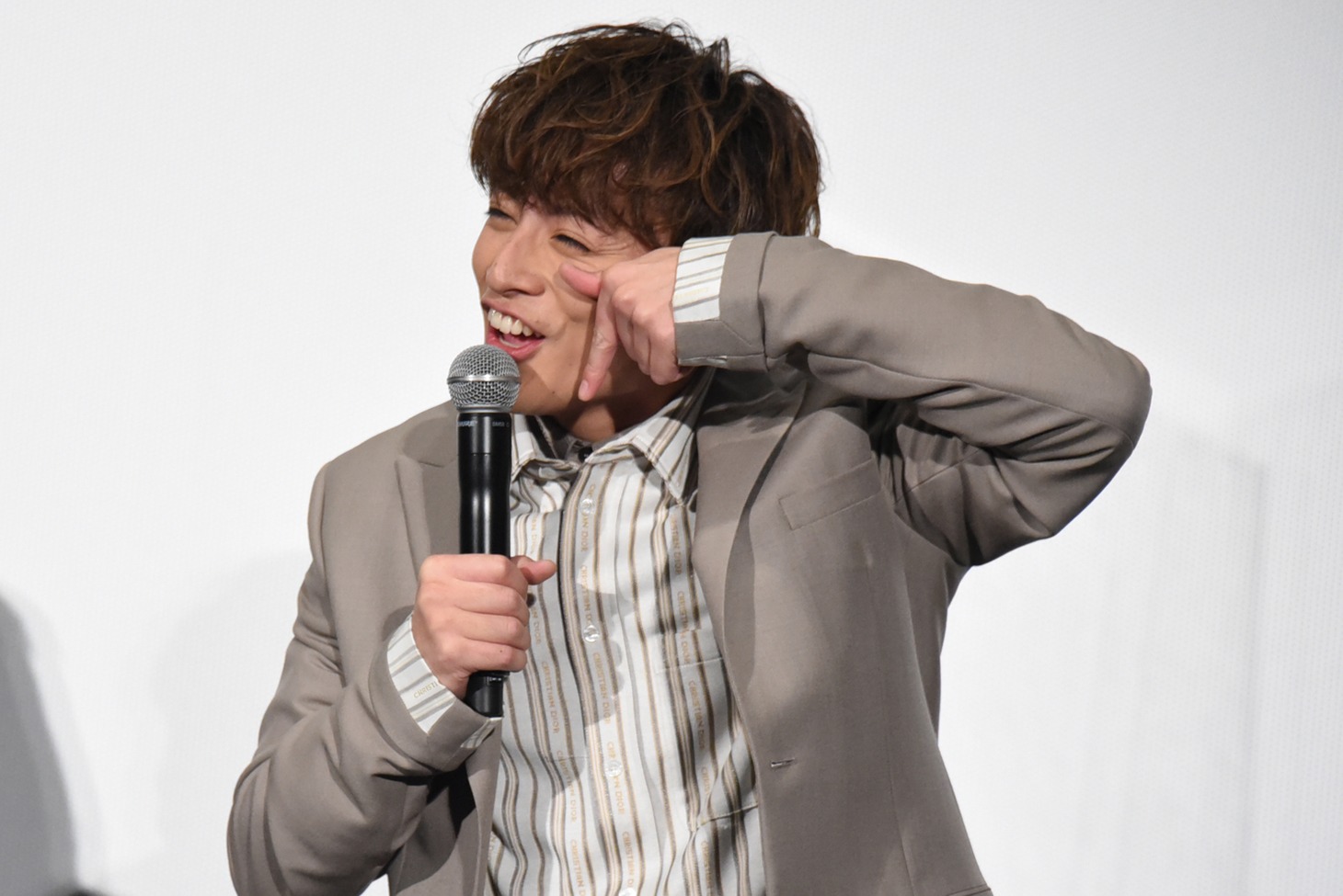 “ぴえん”のポーズを取る白濱亜嵐。