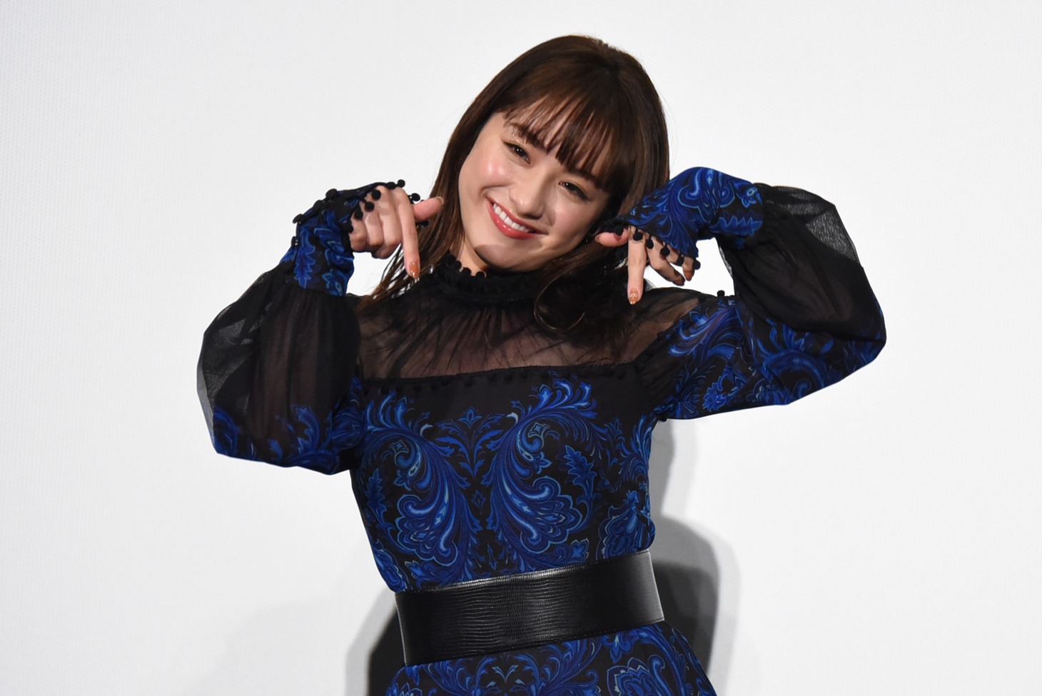 “ぴえん”ポーズを披露する平祐奈。