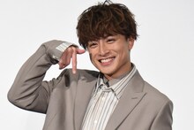 “ぴえん”のポーズを取る白濱亜嵐。