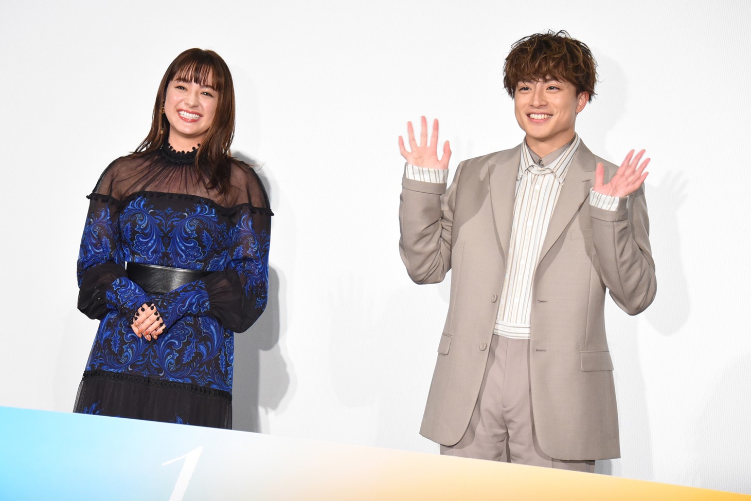 平祐奈（左）、白濱亜嵐（右）。