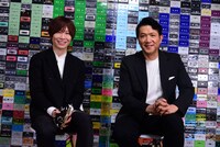 左から前田裕二、別所哲也。