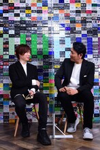 対談の様子。左から前田裕二、別所哲也。