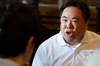 「中山七里ミステリー 作家刑事 毒島真理」新場面写真より、塚地武雅演じる只野英郎。