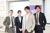 左から吹越満演じる麻生、新川優愛演じる高千穂明日香、佐々木蔵之介演じる毒島真理、徳重聡演じる犬養隼人。