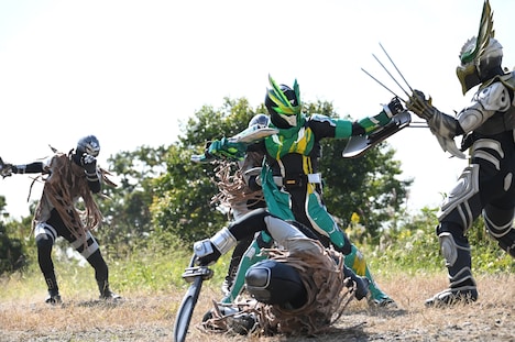 「劇場短編 仮面ライダーセイバー 不死鳥の剣士と破滅の本」より、仮面ライダー剣斬(中央)。