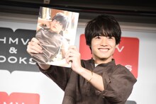 写真集をアピールする赤楚衛二。