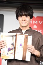 お気に入りのページを紹介する赤楚衛二。