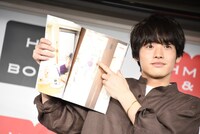 お気に入りのページを紹介する赤楚衛二。