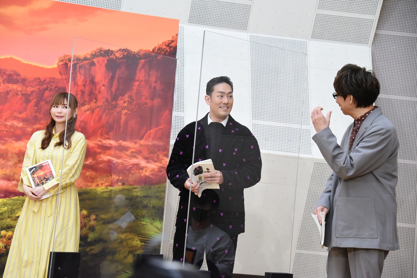 上白石萌歌の公開アフレコを観る共演者たち。