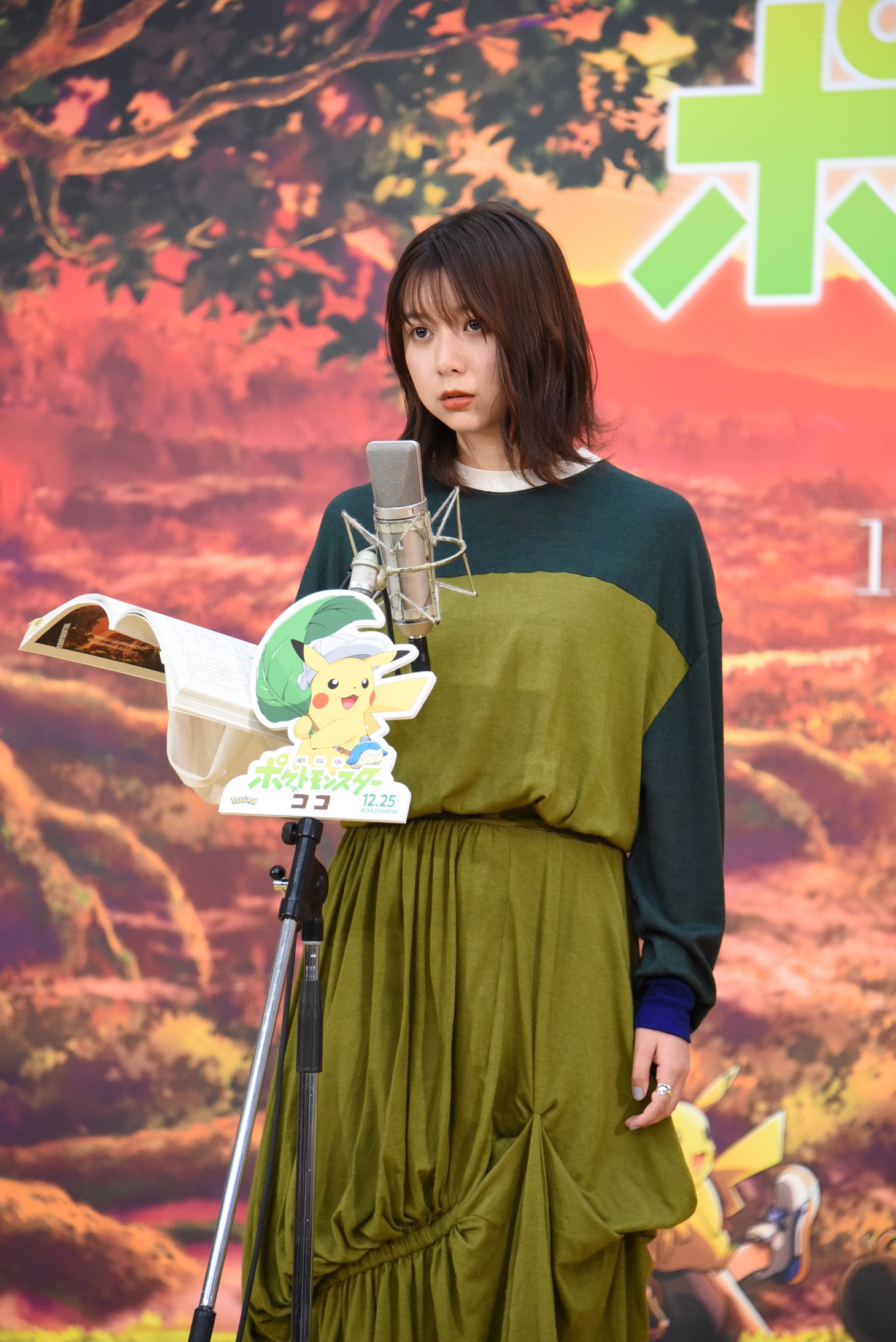 公開アフレコを行う上白石萌歌。