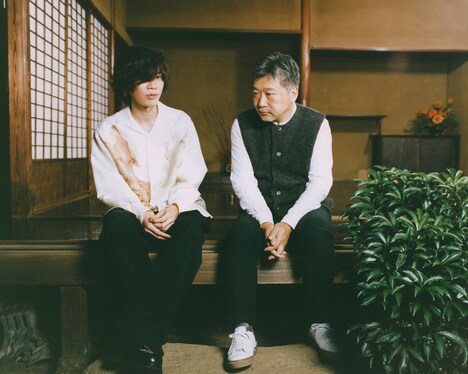 是枝裕和と米津玄師による対談の様子。 （photo by 堀越照雄）