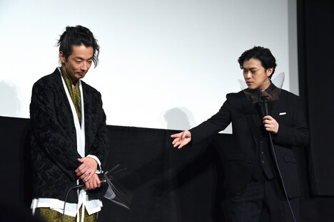 左から森山未來、勝地涼。