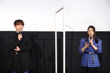 左からNAOTO、土屋太鳳。