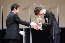 トロフィーを受け取る宮沢氷魚（右）。