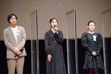左から平井亜門、中村守里、西本まりん。