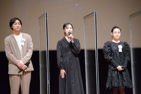 左から平井亜門、中村守里、西本まりん。