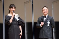 左から水川あさみ、濱田岳。