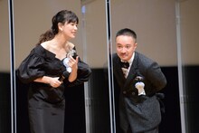 左から水川あさみ、濱田岳。