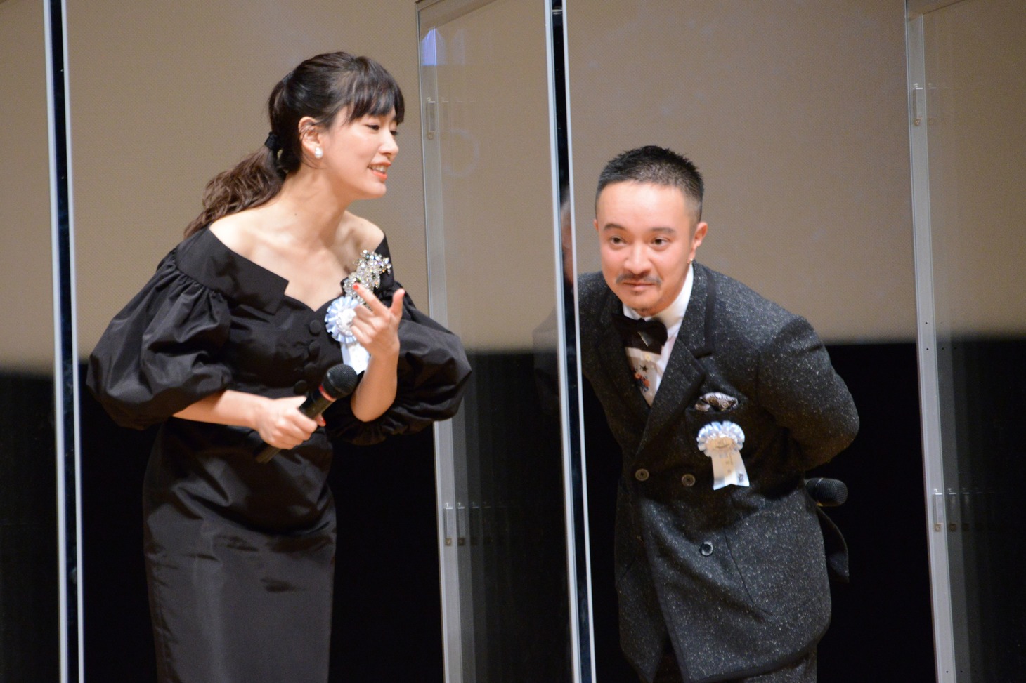 左から水川あさみ、濱田岳。