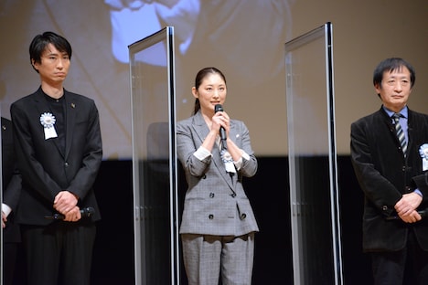 左から厚木拓郎、常盤貴子、奥山和由。