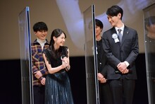 前列左から吉田玲、細田善彦。後列左から細山田隆人、厚木拓郎。