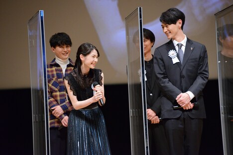 前列左から吉田玲、細田善彦。後列左から細山田隆人、厚木拓郎。