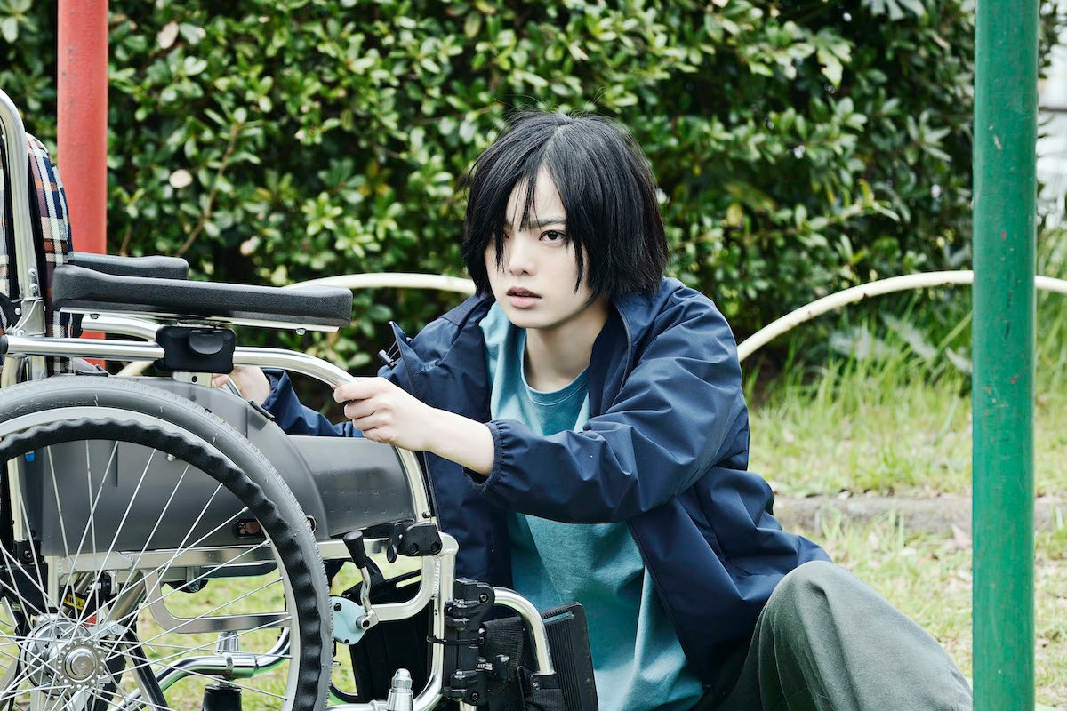 平手友梨奈演じるヒナコ。