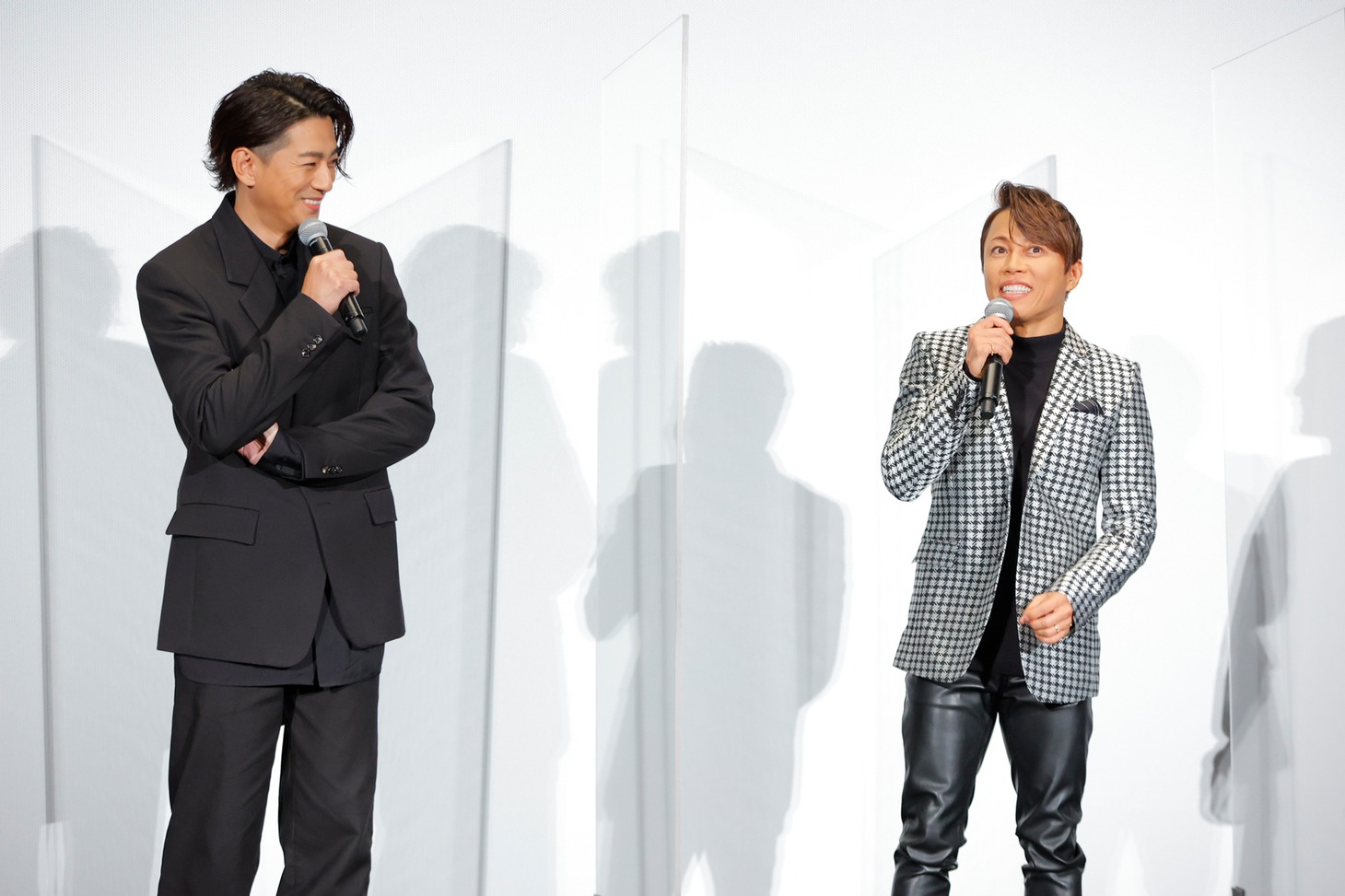 左から三浦翔平、西川貴教。