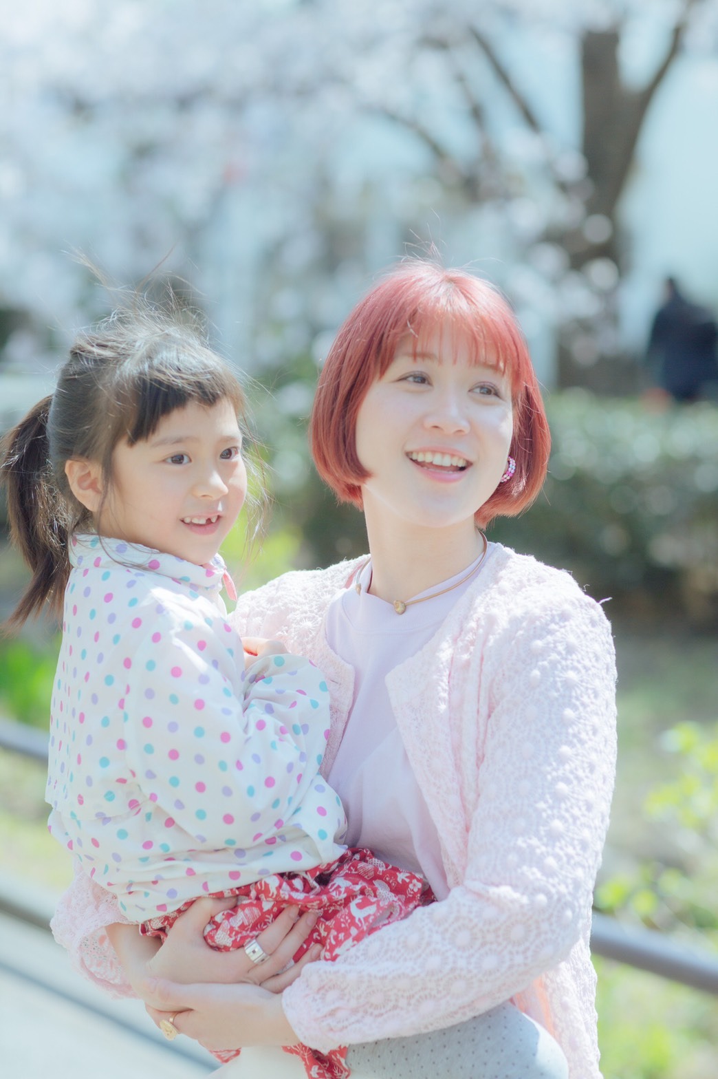 「世田谷の優ちゃん」メイキング写真。右が柳英里紗。
