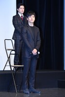 西島秀俊（手前）、勝地涼（奥）。