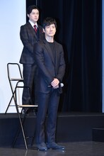 西島秀俊（手前）、勝地涼（奥）。