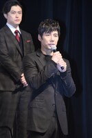 西島秀俊（手前）