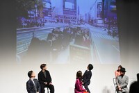 渋谷周遊時の写真を見るキャストたち。