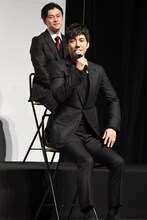 西島秀俊（手前）、勝地涼（奥）。