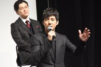 西島秀俊（手前）