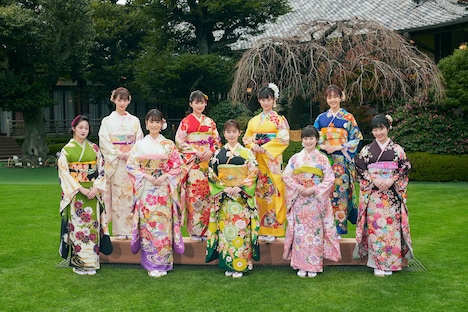 「オスカープロモーション2021年新春晴れ着お披露目」の様子。上段左より宮本茉由、井頭愛海、井本彩花、尾碕真花。下段左より吉本実憂、高橋ひかる、小芝風花、本田紗来、本田望結。