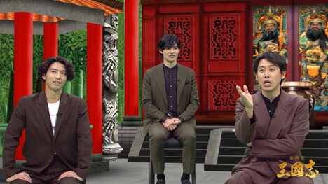 左から賀来賢人、岡田健史、大泉洋。