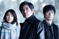 左から石田ゆり子、佐藤浩市、西島秀俊。