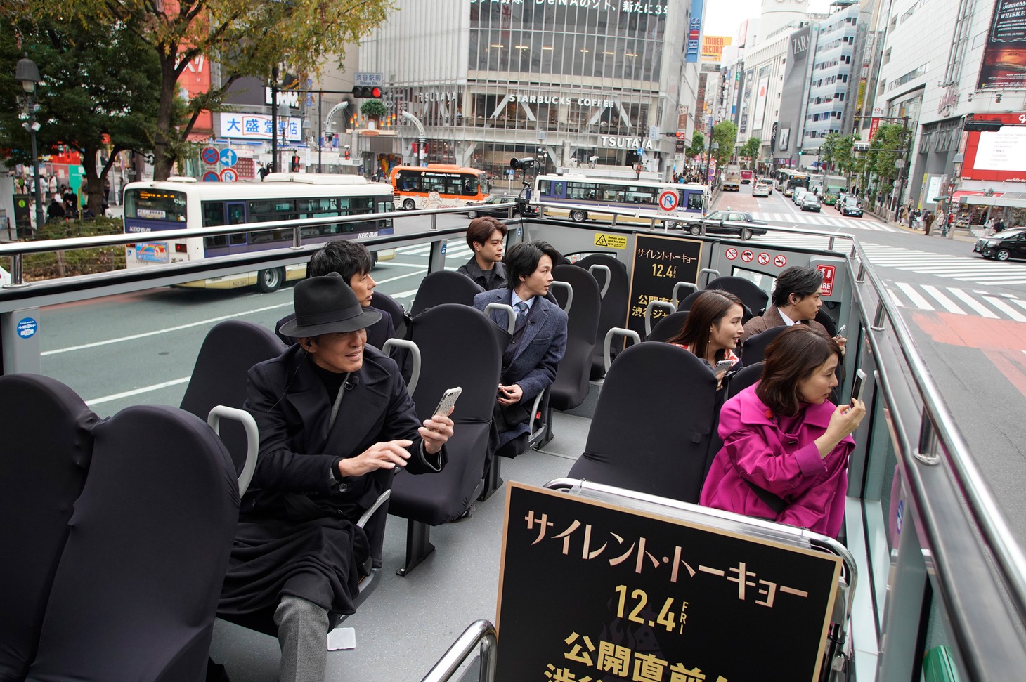 渋谷を周遊するキャストたち。