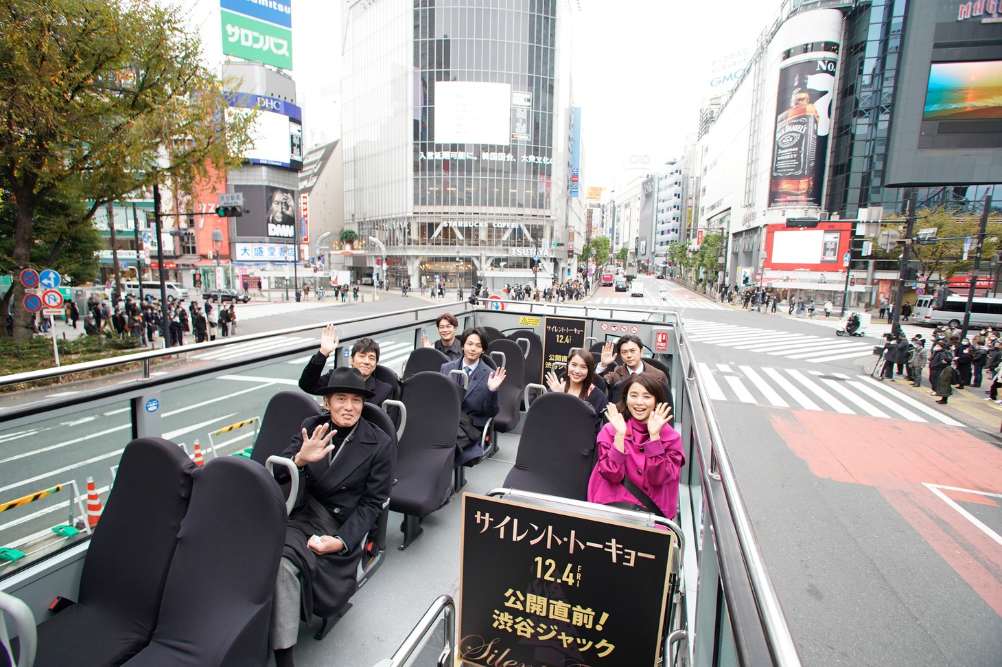 渋谷を周遊するキャストたち。