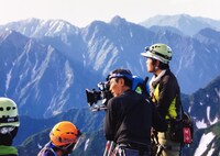 「劔岳 点の記」現場より。中央左から木村大作、山田康介。