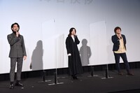 左から横浜流星、吉高由里子、三木孝浩。